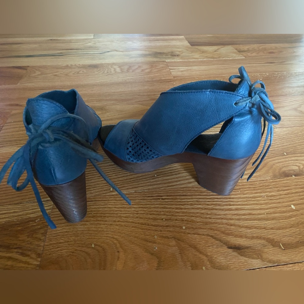 Very comfortable Free People Navy Heeled Sandals